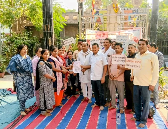 सुप्रीम कोर्ट के फैसले के अनुपालन की मांग, बांदा में अनुदेशक शिक्षकों का छठवां क्रमिक अनशन
