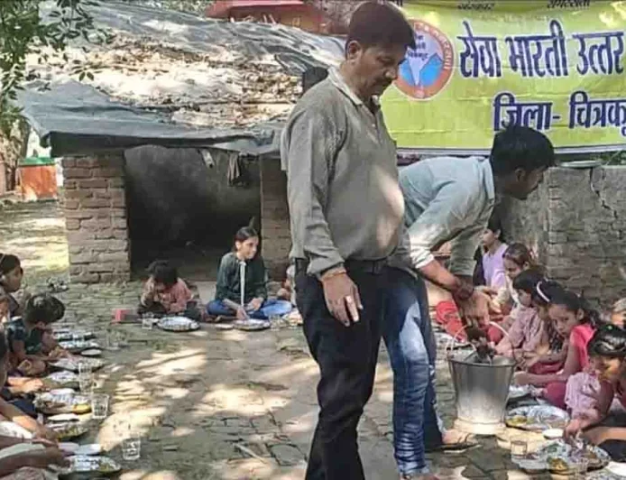 सेवा भारती ने 151 कन्याओं का किया पूजन, बांटे फल