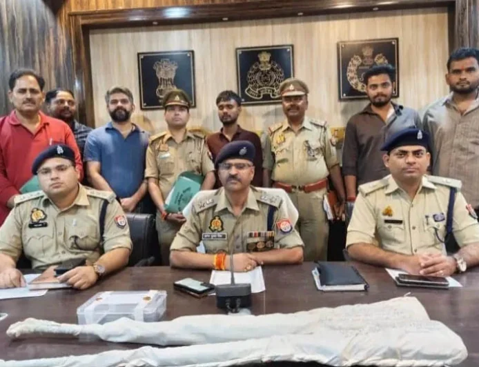 पुलिस ने सामूहिक दुष्कर्म के इनामी आरोपी को किया गिरफ्तार