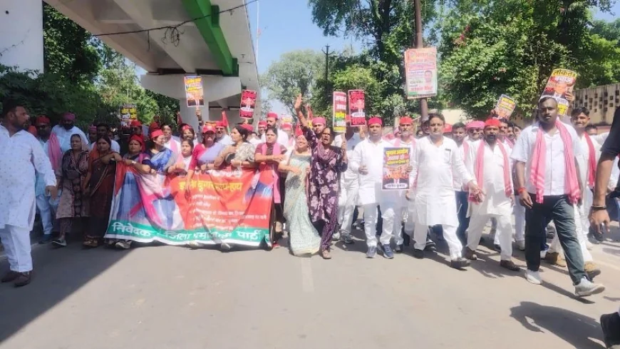 SIR प्रक्रिया को लेकर सपा का प्रदर्शन, राष्ट्रपति को सौंपा ज्ञापन