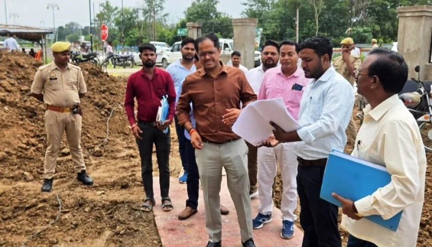 सूचना संकुल भवन के निर्माण का डीएम ने किया निरीक्षण