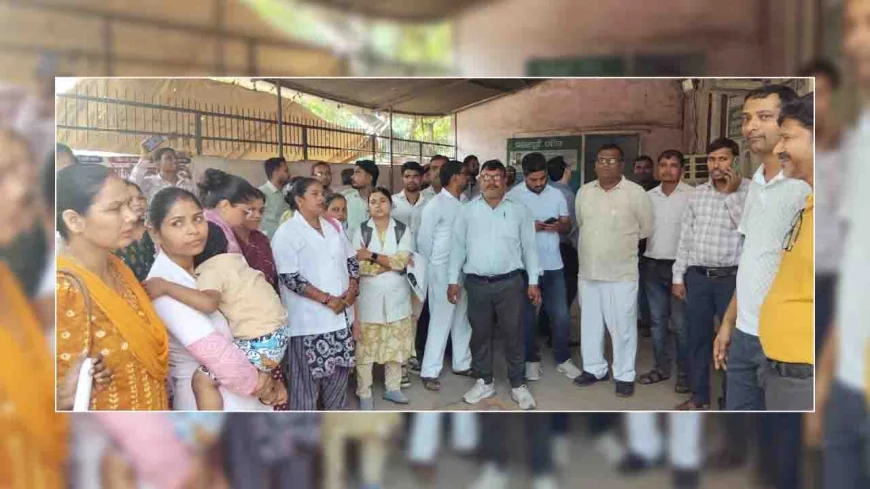 समान वेतन सहित दो प्रमुख मांगों को लेकर संविदा कर्मियों ने किया प्रदर्शन