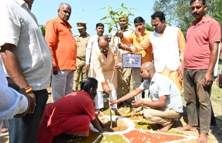 एसपी ने शारदीय नवरात्रि के प्रथम दिवस परानू बाबा मंदिर में किया दर्शन-पूजन